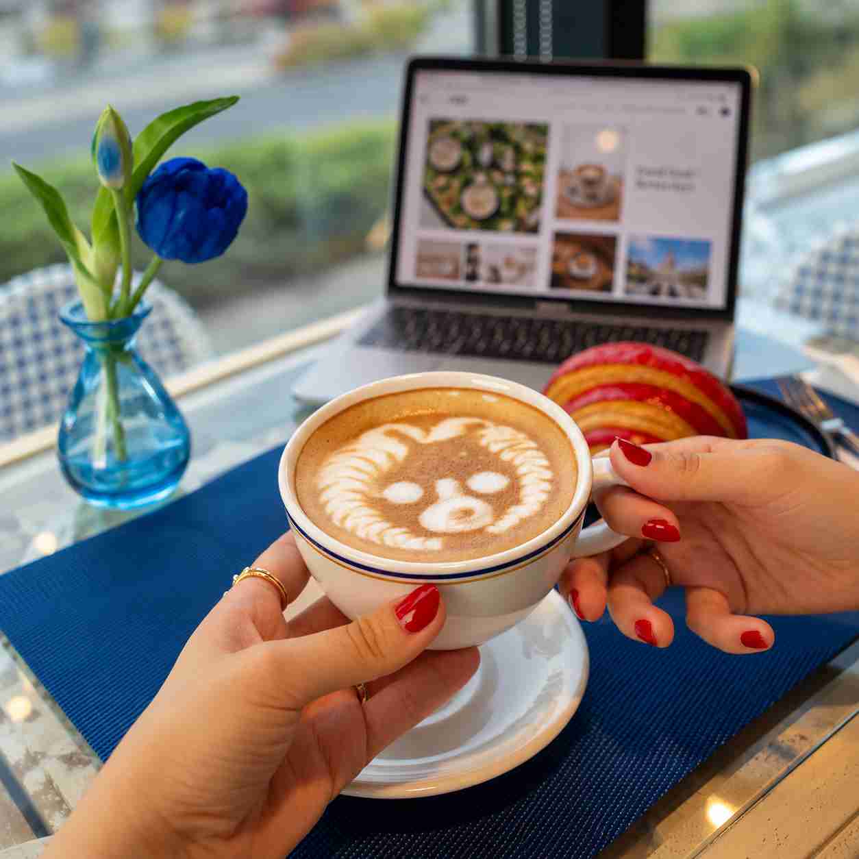 Work-friendly cafe seating